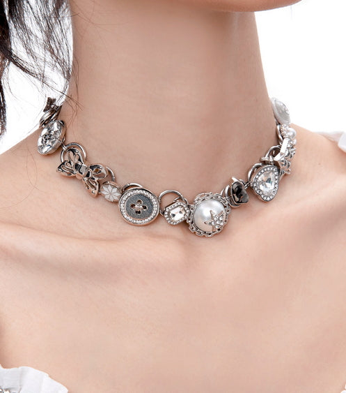 Original white button necklace with sweet and retro design, exquisite collarbone chain